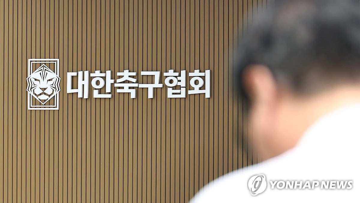 대한축구협회의 14~15년 전 국제 대회 심판 성 접대 파문이 드디어 축구종가 영국에 도착했다. 영국 '데일리 메일'은 7일 '대한축구협회가 국제 경기 전후로 외국인 심판들에게 성적인 접대를 제공했다는 사실이 정부 감사보고서에서 드러났다. 보고서에 따르면 대한축구협회는 2011년 3월부터 2012년 3월까지 국제 경기가 열린 서울 및 다른 도시의 마사지 업소에서 한국을 방문한 심판들의 성적 접대 비용을 회사 신용카드로 지불한 것으로 드러났다'고 상세하게 전했다. 연합뉴스