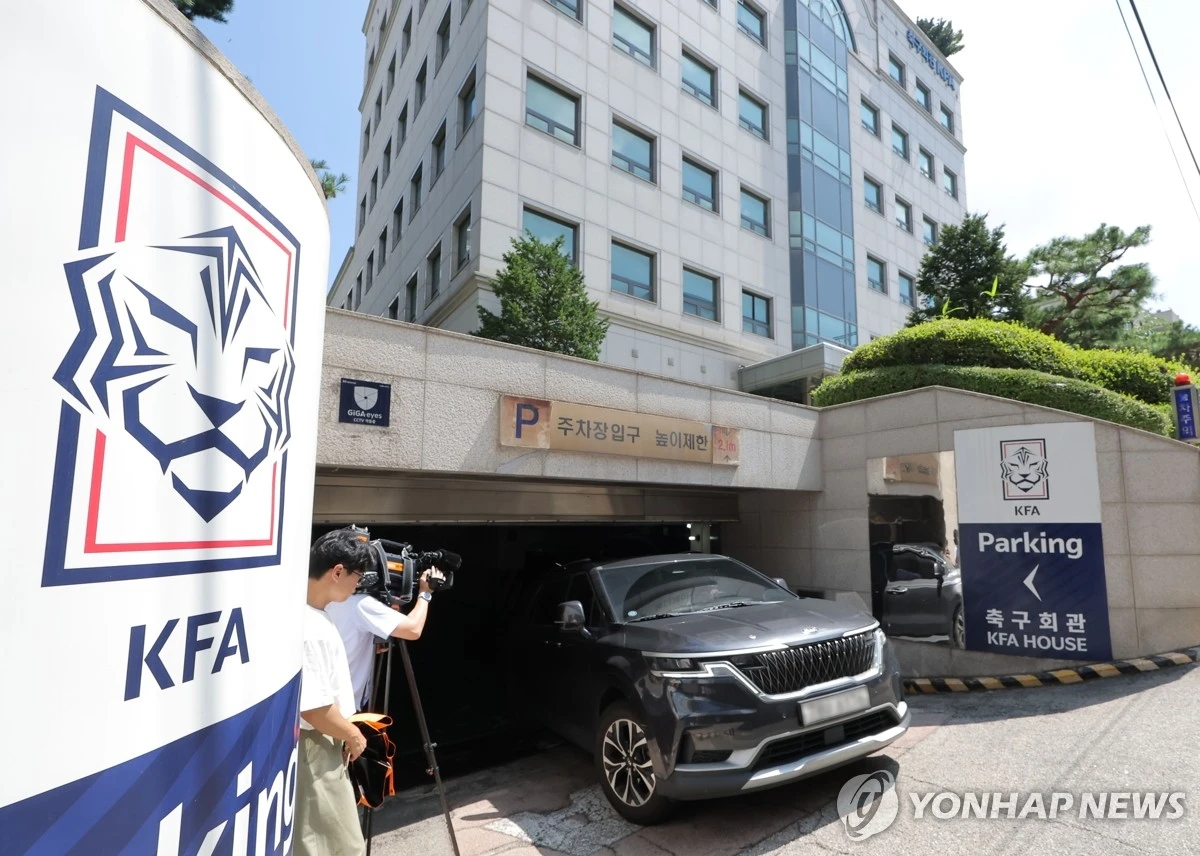 대한축구협회의 14~15년 전 국제 대회 심판 성 접대 파문이 드디어 축구종가 영국에 도착했다. 영국 '데일리 메일'은 7일 '대한축구협회가 국제 경기 전후로 외국인 심판들에게 성적인 접대를 제공했다는 사실이 정부 감사보고서에서 드러났다. 보고서에 따르면 대한축구협회는 2011년 3월부터 2012년 3월까지 국제 경기가 열린 서울 및 다른 도시의 마사지 업소에서 한국을 방문한 심판들의 성적 접대 비용을 회사 신용카드로 지불한 것으로 드러났다'고 상세하게 전했다. 연합뉴스