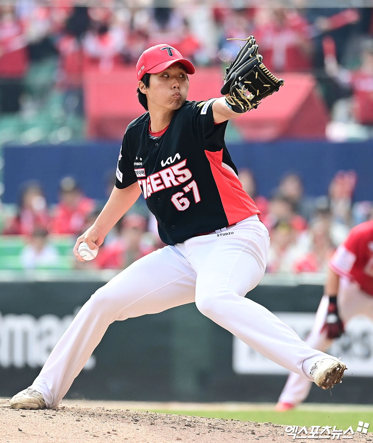 29일 오후 인천SSG랜더스필드에서 열린 '2026 신한 SOL Bank KBO리그' KIA 타이거즈와 SSG 랜더스의 경기, 4회말 1사 1루 KIA 투수 홍민규가 역투하고 있다. 엑스포츠뉴스 DB