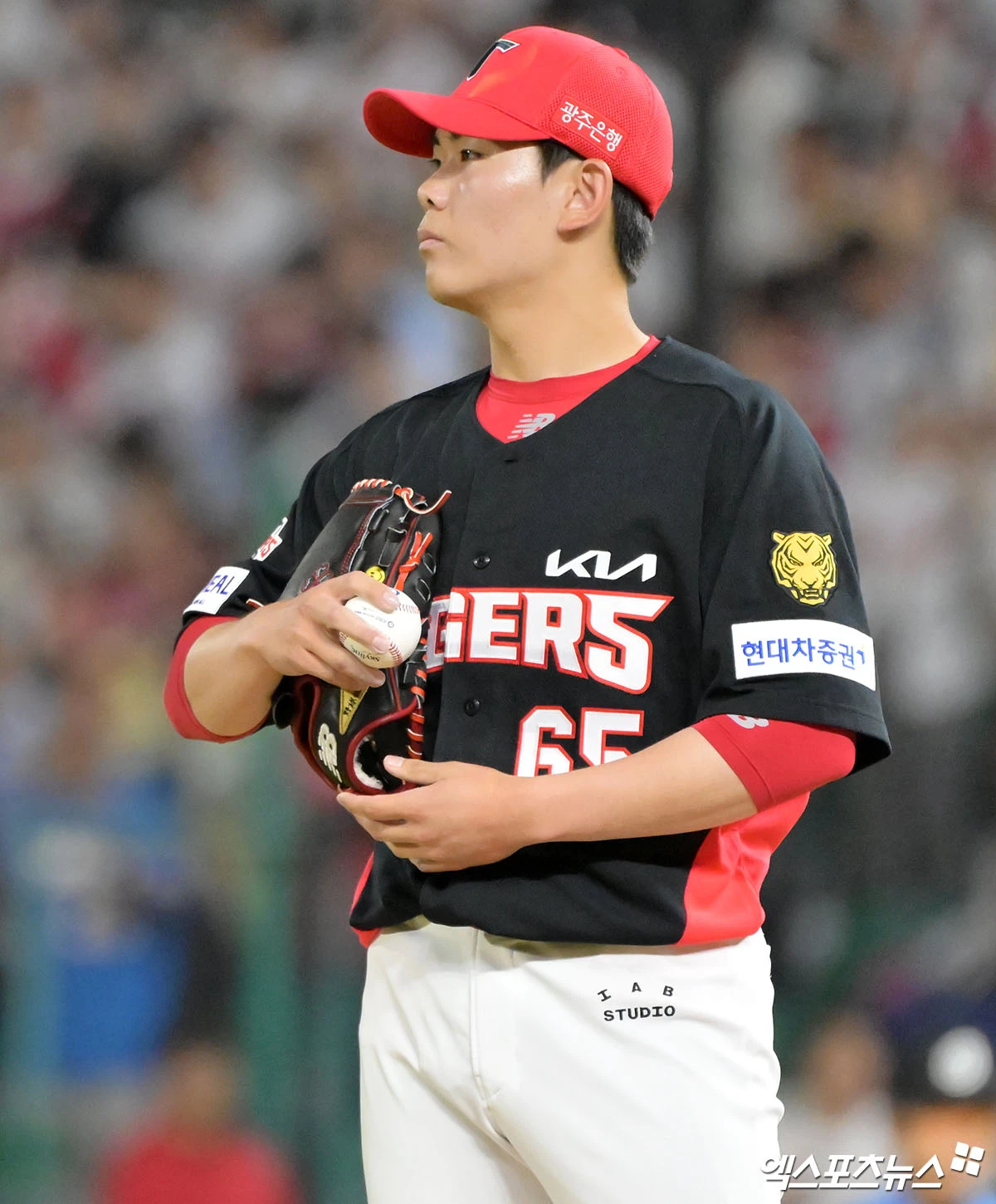 16일 오후 인천SSG랜더스필드에서 열린 '2026 신한 SOL Bank KBO리그' KIA 타이거즈와 SSG 랜더스의 경기, 5회말 2사 1,2루 KIA 성영탁이 투구를 준비하고 있다. 엑스포츠뉴스 DB