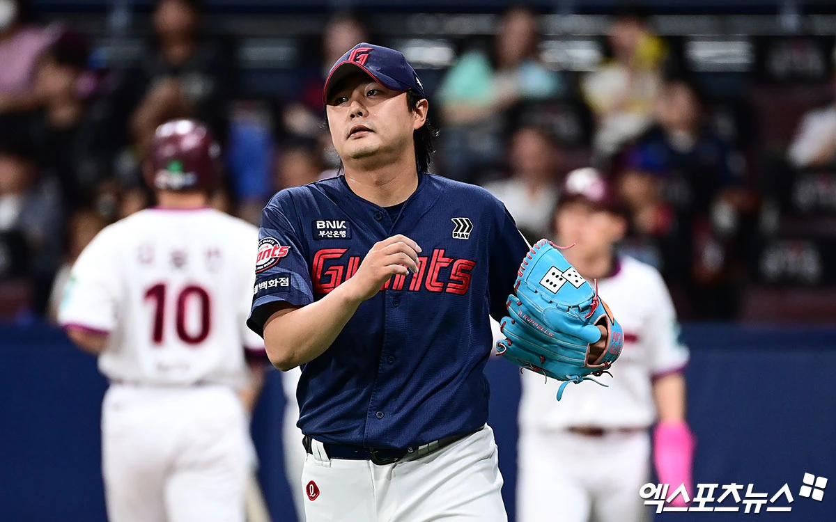 21일 오후 서울 고척스카이돔에서 열린 '2026 신한 SOL Bank KBO리그' 롯데 자이언츠와 키움 히어로즈의 경기, 7회말 2사 2,3루 롯데 투수 정철원이 키움 히우라에게 2타점 적시타를 허용하며 실점한 뒤 아쉬워하고 있다. 엑스포츠뉴스 DB