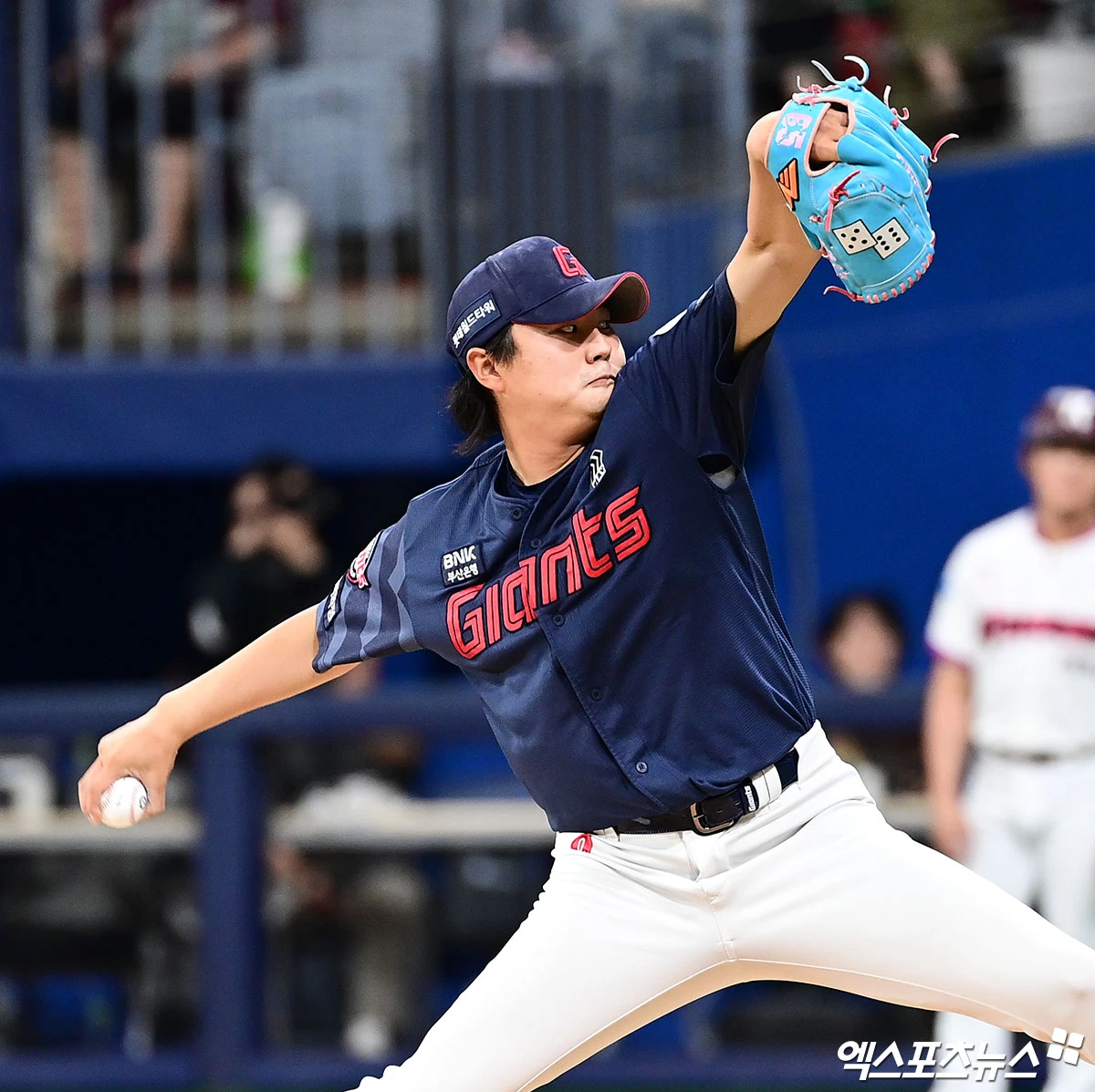 21일 오후 서울 고척스카이돔에서 열린 '2026 신한 SOL Bank KBO리그' 롯데 자이언츠와 키움 히어로즈의 경기, 7회말 롯데 정철원이 역투하고 있다. 엑스포츠뉴스 DB