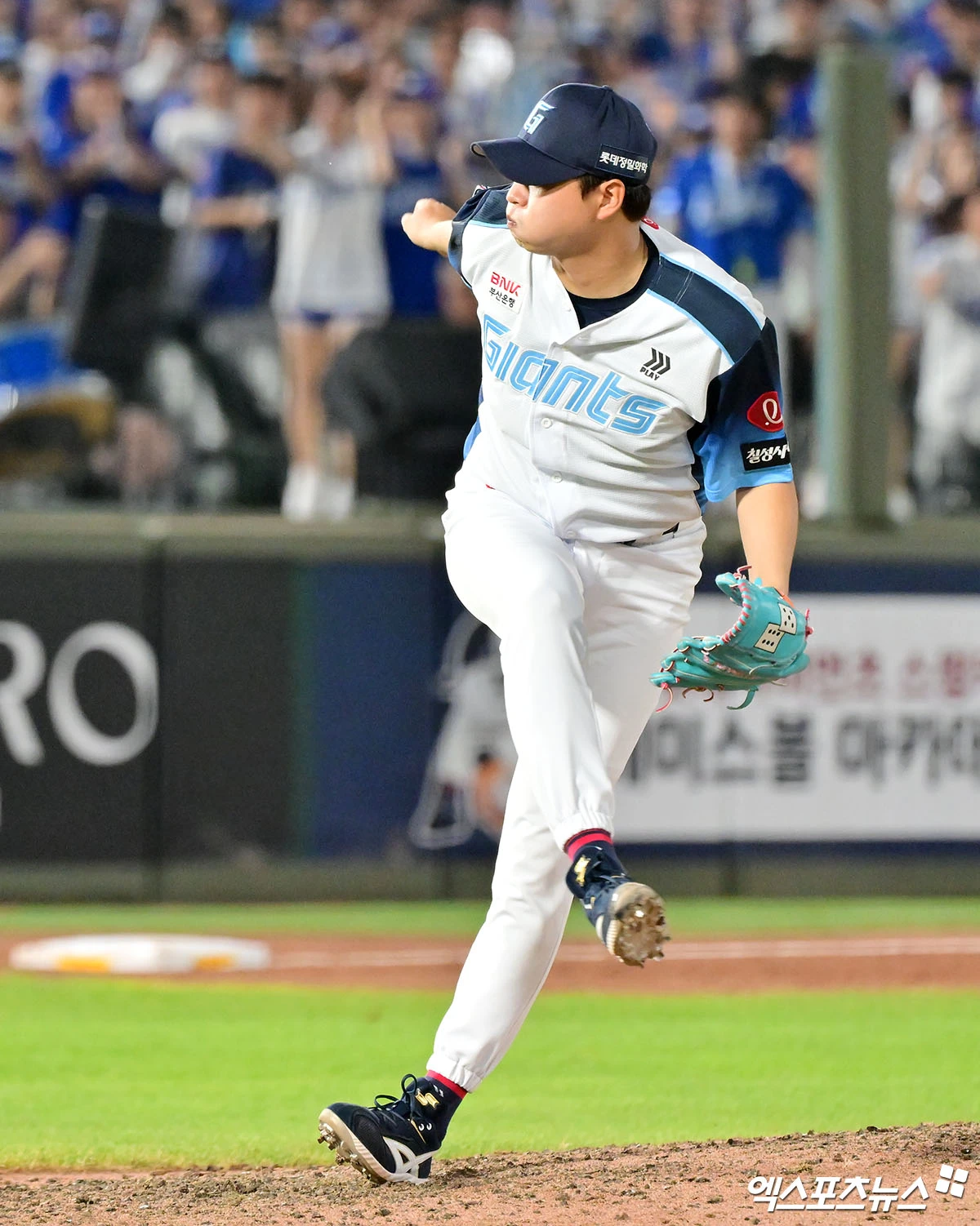 31일 오후 부산 동래구 사직야구장에서 열린 '2026 신한 SOL Bank KBO리그' 삼성 라이온즈와 롯데 자이언츠의 경기, 6회초 2사 2,3루 롯데 정철원이 공을 힘차게 던지고 있다. 엑스포츠뉴스 DB