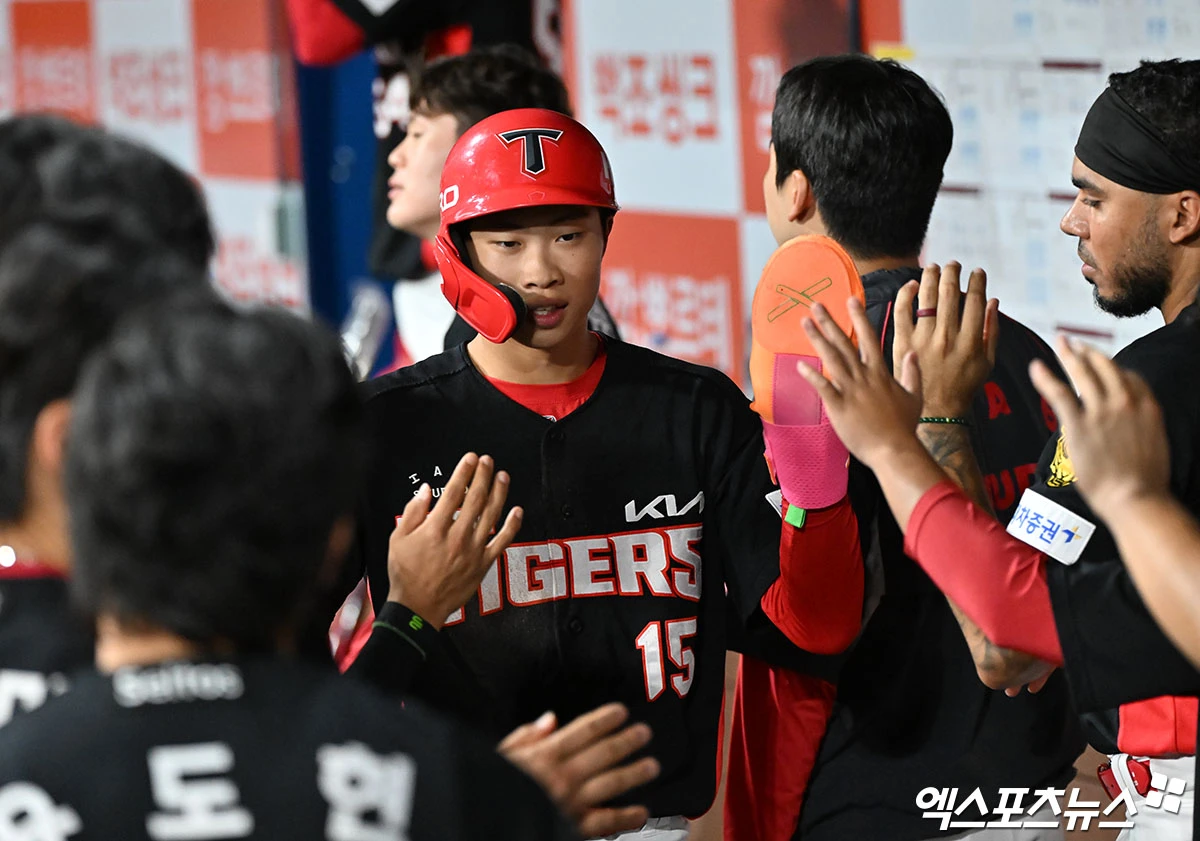 24일 오후 서울 구로구 고척스카이돔에서 열린 '2026 신한 SOL Bank KBO리그' KIA 타이거즈와 키움 히어로즈의 경기, 6회초 2사 2루 KIA 박재현이 김호령의 1타점 적시타때 득점에 성공한 후 더그아웃에서 하이파이브를 하고 있다. 엑스포츠뉴스 DB