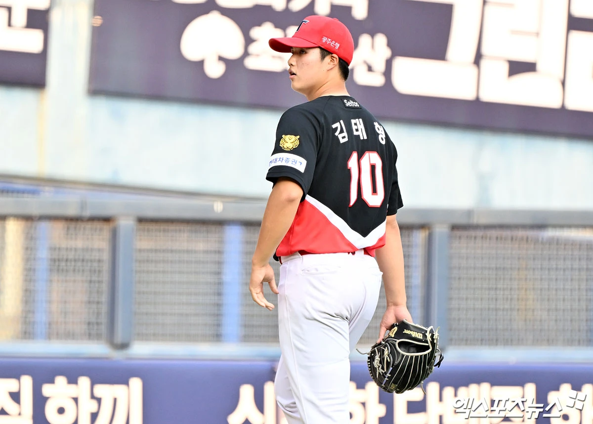 28일 오후 서울 송파구 잠실야구장에서 열린 '2026 신한 SOL Bank KBO리그' KIA 타이거즈와 두산 베어스의 경기, 5회말 수비를 마친 KIA 김태형이 더그아웃으로 향하고 있다. 엑스포츠뉴스 DB