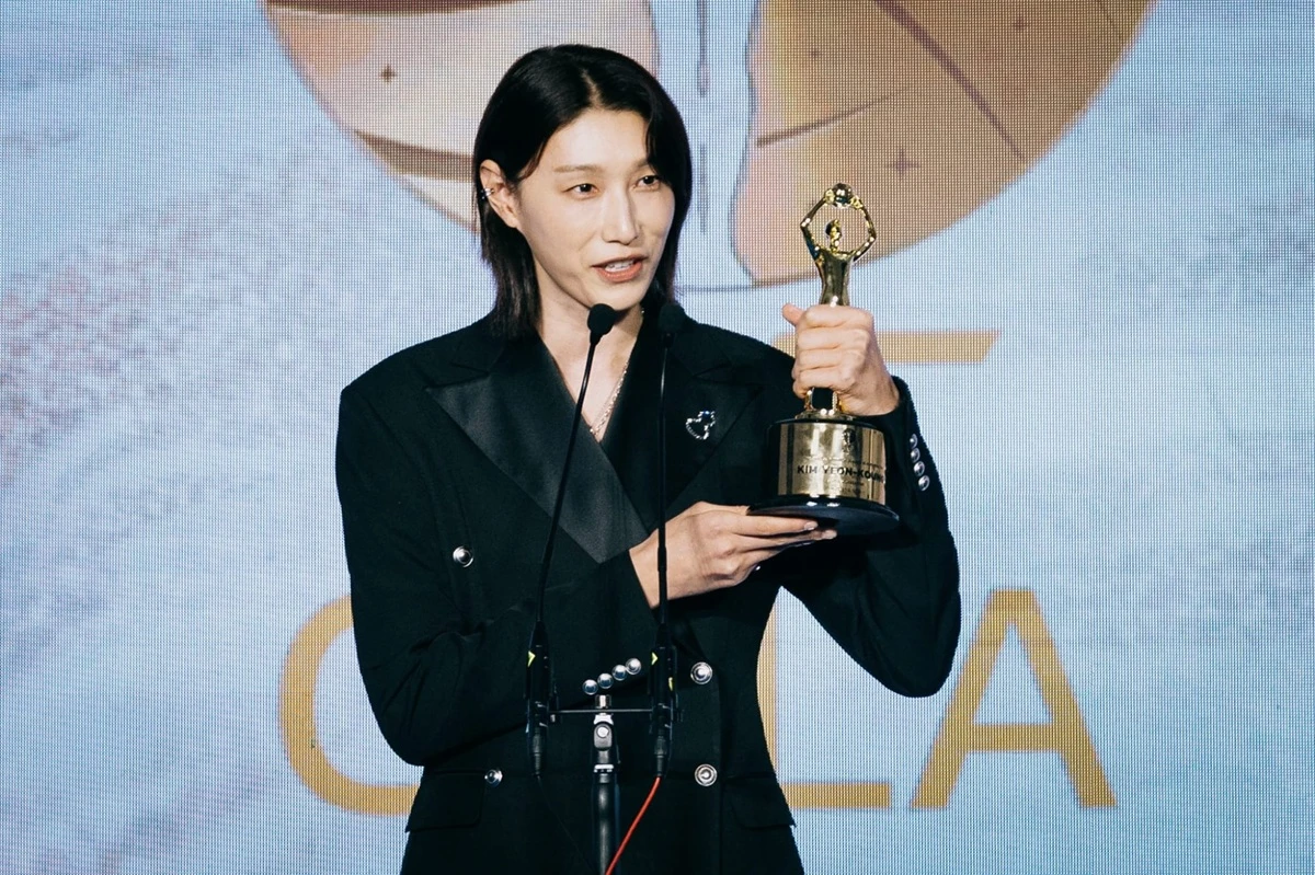 김연경이 지난 8일 태국 방콕에서 열린 제1회 AVC 갈라 시상식에서 특별상(공로상)을 수상했다. 사진 라이언앳 제공