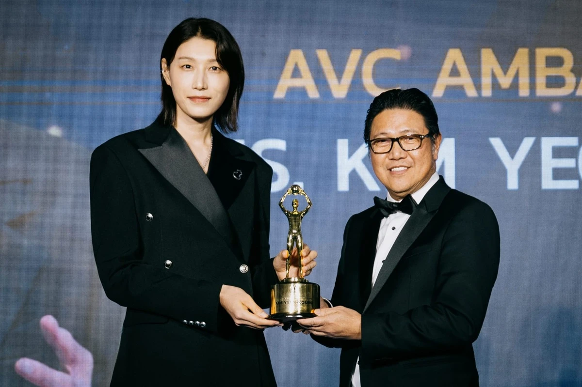 김연경이 지난 8일 태국 방콕에서 열린 제1회 AVC 갈라 시상식에서 특별상(공로상)을 수상했다. 사진 라이언앳 제공