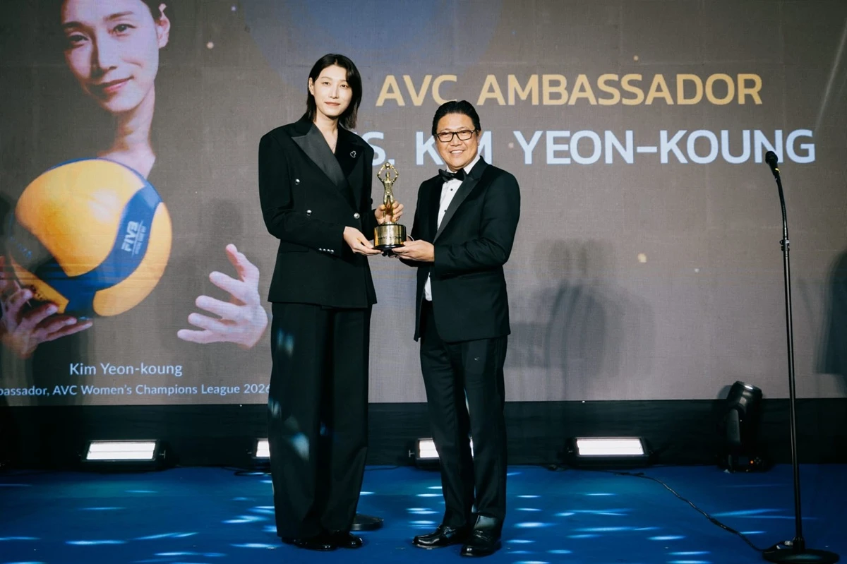 김연경이 지난 8일 태국 방콕에서 열린 제1회 AVC 갈라 시상식에서 특별상(공로상)을 수상했다. 사진 라이언앳 제공