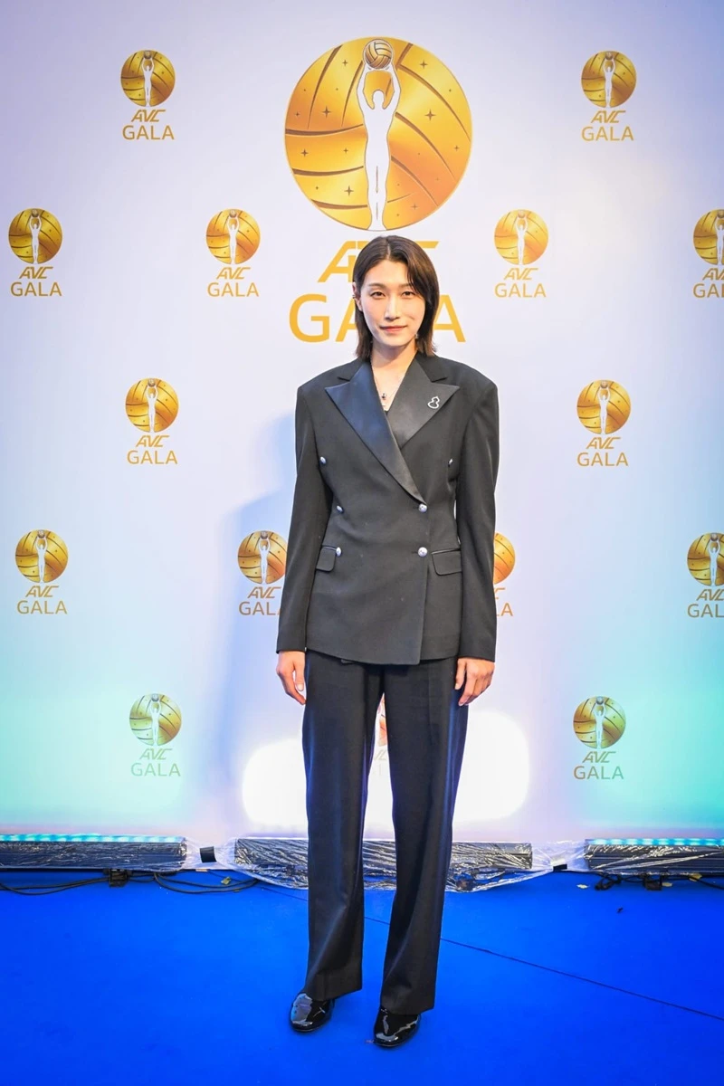 김연경이 지난 8일 태국 방콕에서 열린 제1회 AVC 갈라 시상식에서 특별상(공로상)을 수상했다. 사진 라이언앳 제공