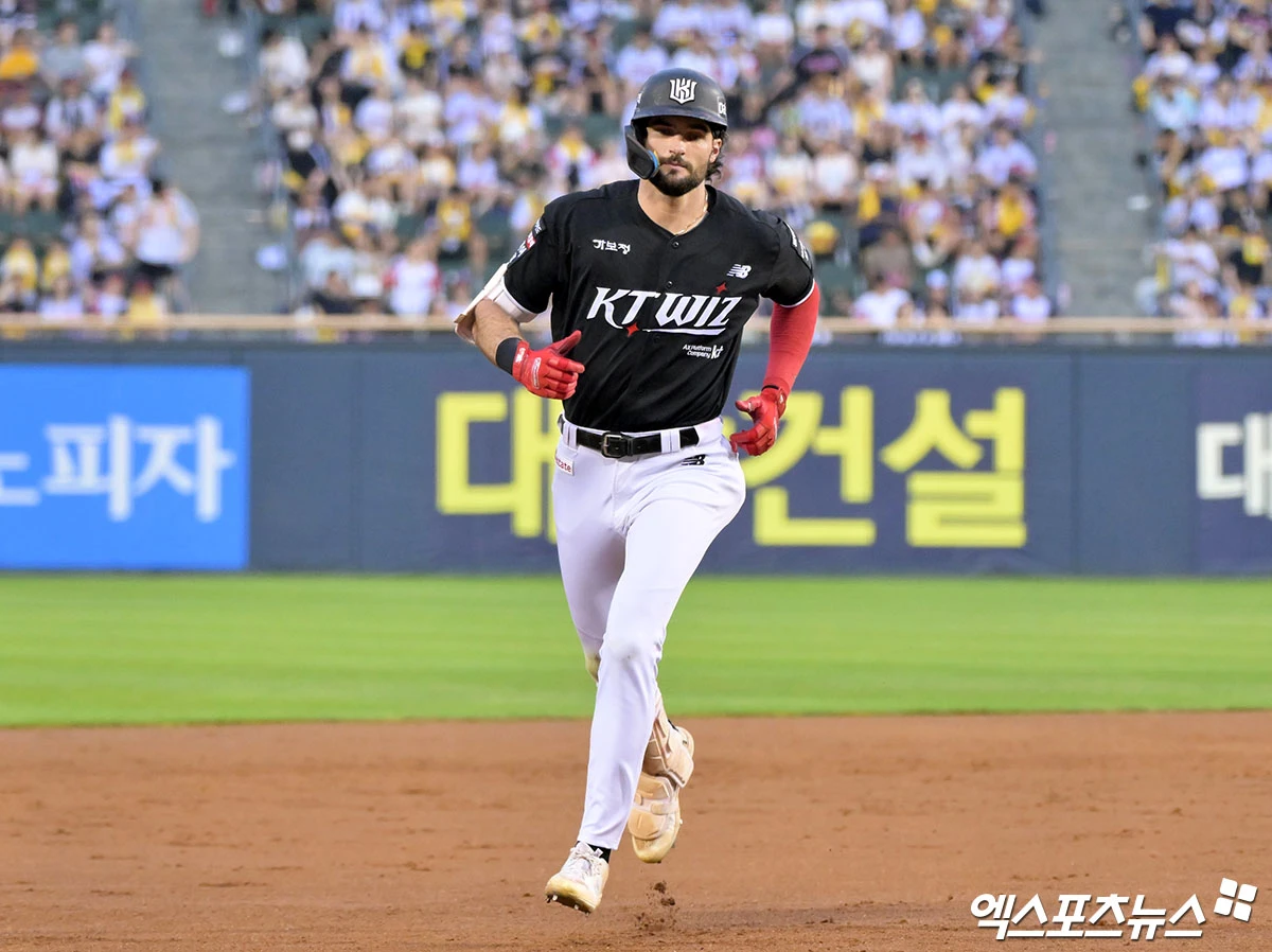 KT 위즈 외국인 타자 샘 힐리어드가 KBO가 10일 발표한 2026 신한 SOL KBO리그 7월 월간 MVP 수상의 영예를 안았다. 사진 엑스포츠뉴스 DB