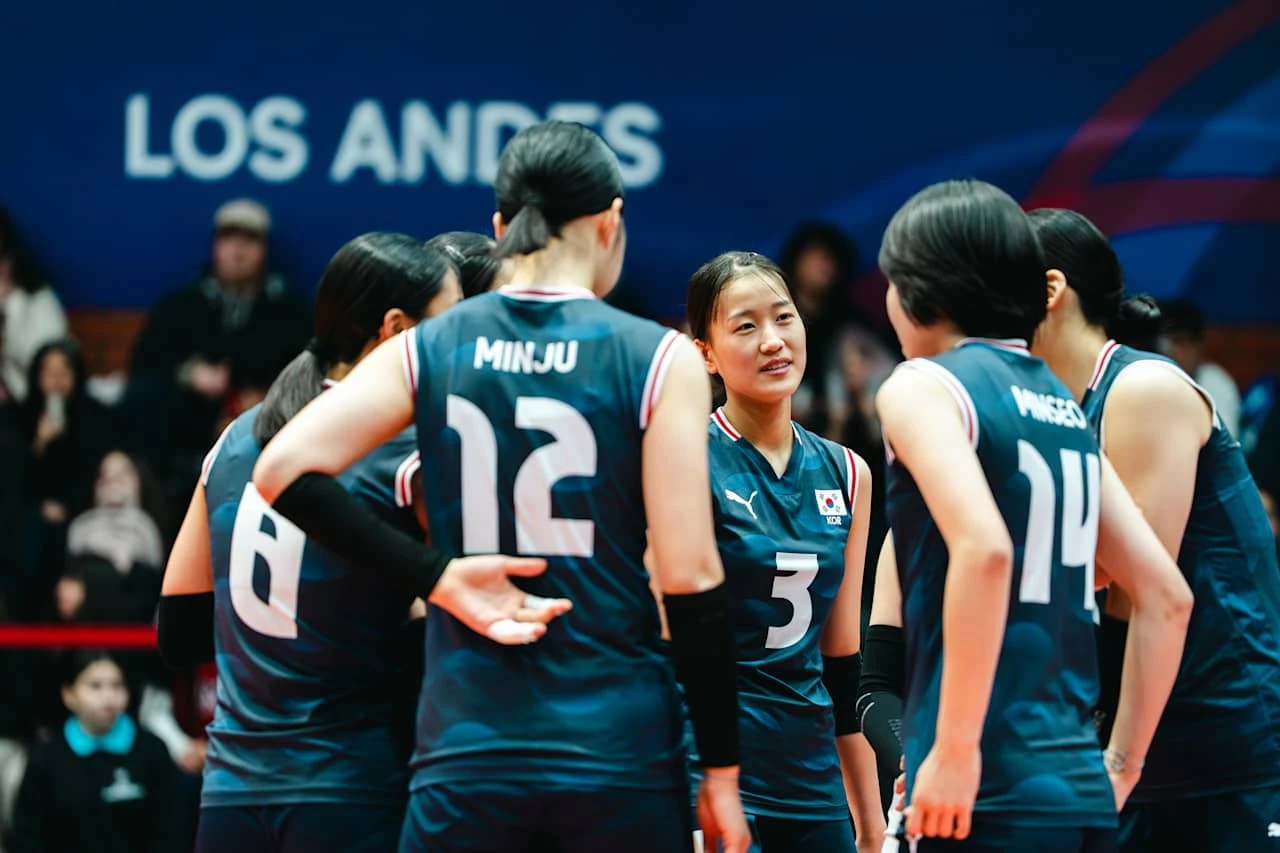 한국 17세 이하 여자 배구대표팀이 11일(한국시간) 칠레 로스안데스에서 열린 2026 국제배구연맹(FIVB) U-17 여자 세계선수권대회 조별리그 D조 4차전에서 도미니카공화국을 세트스코어 3-1(25-18 21-25 25-19 25-17)로 제압하고 4연승을 달렸다. FIVB