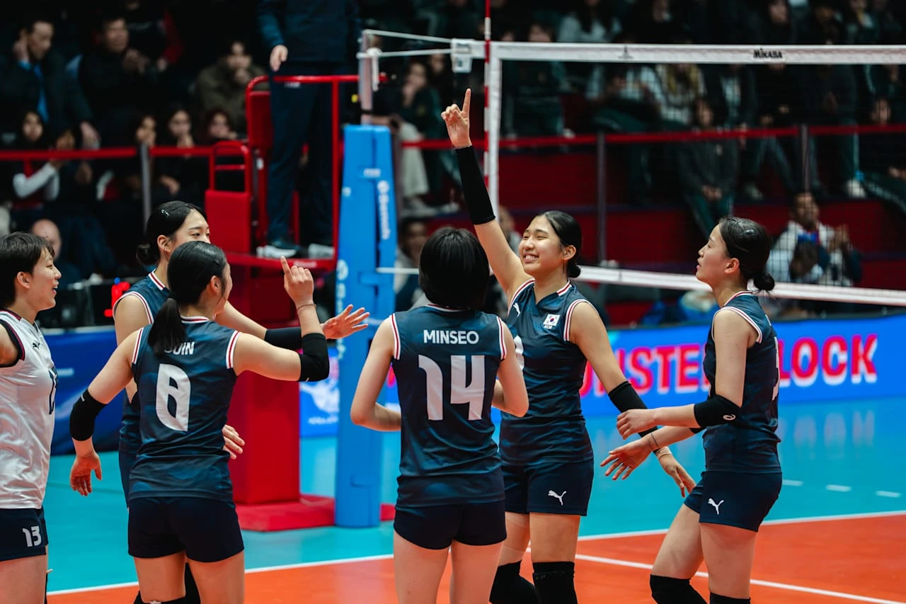 한국 17세 이하 여자 배구대표팀이 11일(한국시간) 칠레 로스안데스에서 열린 2026 국제배구연맹(FIVB) U-17 여자 세계선수권대회 조별리그 D조 4차전에서 도미니카공화국을 세트스코어 3-1(25-18 21-25 25-19 25-17)로 제압하고 4연승을 달렸다. FIVB