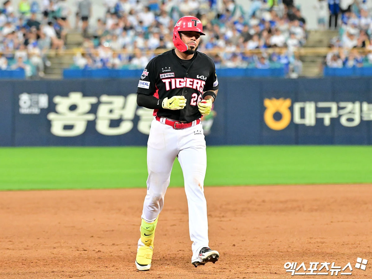 30일 오후 대구삼성라이온즈파크에서 열린 '2026 신한 SOL Bank KBO리그' KIA 타이거즈와 삼성 라이온즈의 경기, 7회초 2사 2루 KIA 카스트로가 투런 홈런을 날린 후 그라운드를 돌고 있다. 엑스포츠뉴스 DB