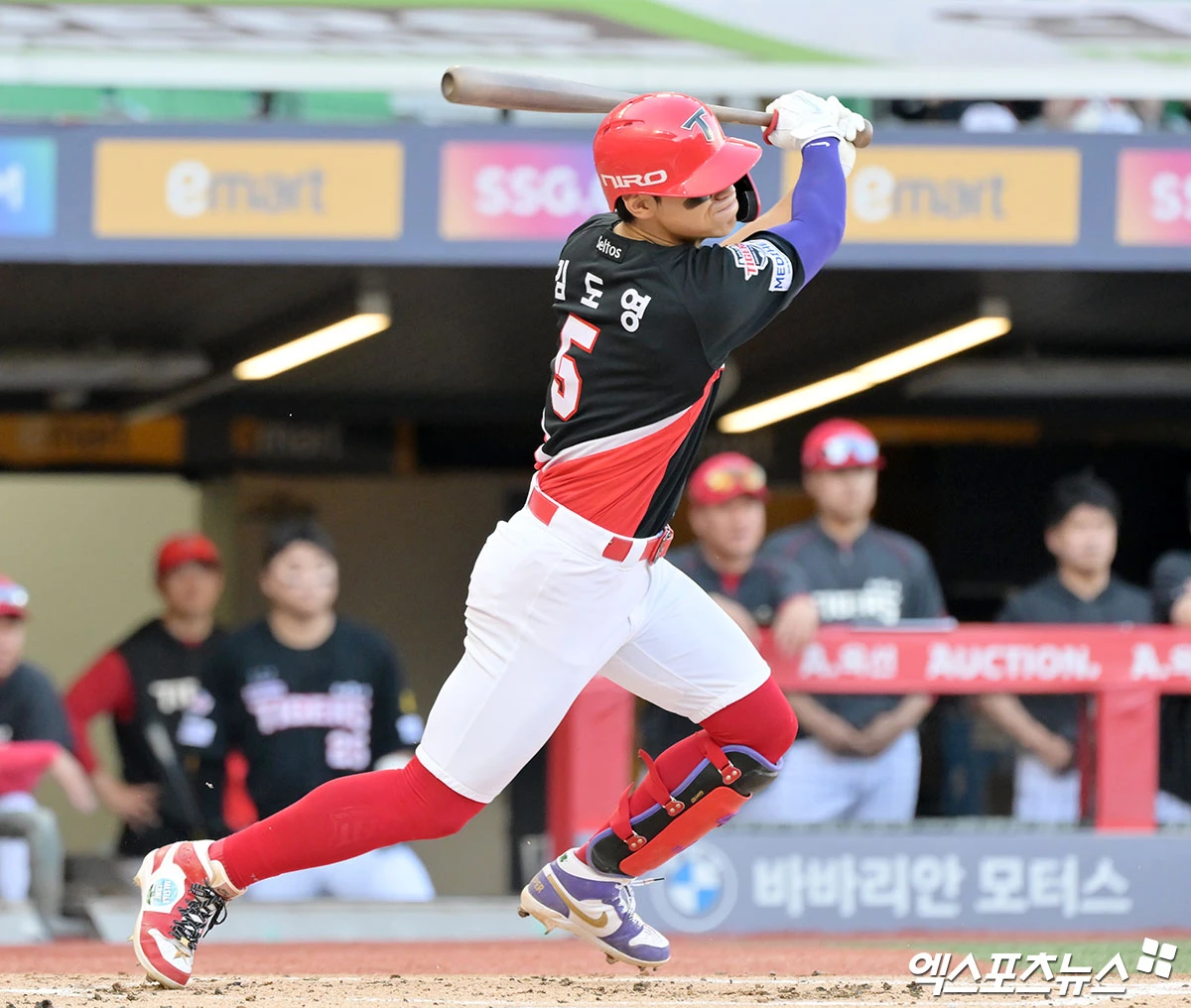 18일 오후 인천SSG랜더스필드에서 열린 '2026 신한 SOL Bank KBO리그' KIA 타이거즈와 SSG 랜더스의 경기, 3회초 무사 2,3루 KIA 김도영이 타격을 하고 있다. 엑스포츠뉴스 DB