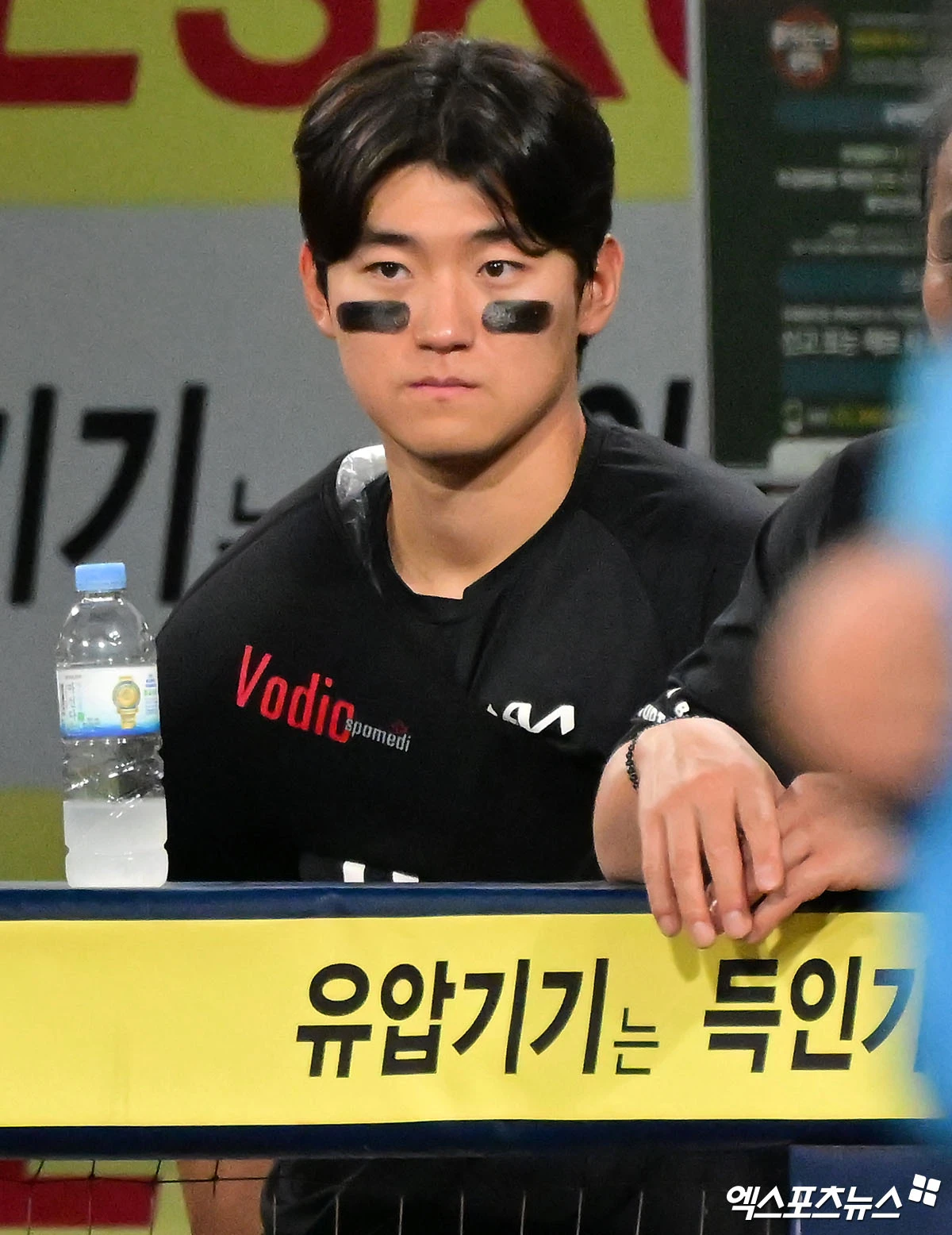 30일 오후 대구삼성라이온즈파크에서 열린 '2026 신한 SOL Bank KBO리그' KIA 타이거즈와 삼성 라이온즈의 경기, KIA가 김태군과 김도영, 카스트로의 홈런에 힘입어 삼성에 12:3으로 승리했다.  KIA 김도영이 경기를 지켜보고 있다. 엑스포츠뉴스 DB