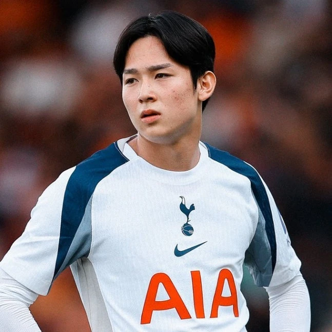 지난 2024년 혜성처럼 등장해 만 17세의 나이로 한국 프로축구 최상위리그인 K리그1 무대를 휘저은 뒤 잉글리시 프리미어리그(EPL)의 빅클럽 토트넘 홋스퍼로 이적하며 기대를 모았던 양민혁이 자신의 네 번째 임대 이적을 앞두고 있다. 양민혁이 벨기에 임대를 마치고 돌아와 로베르토 데 제르비 감독 아래에서 주전으로 자리매김한 일본 국가대표 공격수 미토마 가오루의 전철을 따를 수 있을지 주목된다. 사진 토트넘 홋스퍼