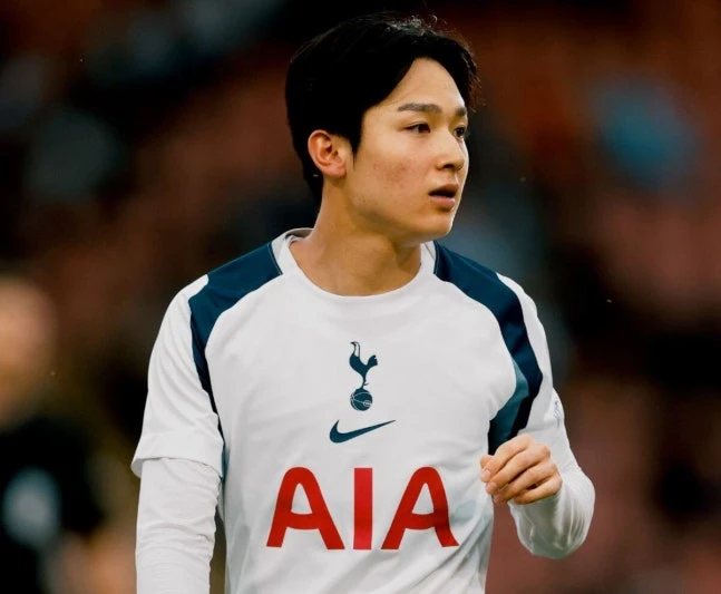 지난 2024년 혜성처럼 등장해 만 17세의 나이로 한국 프로축구 최상위리그인 K리그1 무대를 휘저은 뒤 잉글리시 프리미어리그(EPL)의 빅클럽 토트넘 홋스퍼로 이적하며 기대를 모았던 양민혁이 자신의 네 번째 임대 이적을 앞두고 있다. 양민혁이 벨기에 임대를 마치고 돌아와 로베르토 데 제르비 감독 아래에서 주전으로 자리매김한 일본 국가대표 공격수 미토마 가오루의 전철을 따를 수 있을지 주목된다. 사진 토트넘 홋스퍼