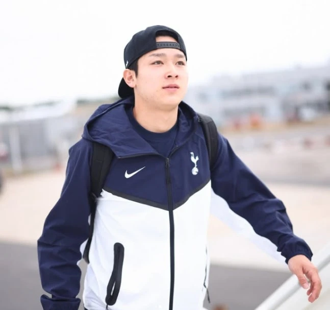 지난 2024년 혜성처럼 등장해 만 17세의 나이로 한국 프로축구 최상위리그인 K리그1 무대를 휘저은 뒤 잉글리시 프리미어리그(EPL)의 빅클럽 토트넘 홋스퍼로 이적하며 기대를 모았던 양민혁이 자신의 네 번째 임대 이적을 앞두고 있다. 양민혁이 벨기에 임대를 마치고 돌아와 로베르토 데 제르비 감독 아래에서 주전으로 자리매김한 일본 국가대표 공격수 미토마 가오루의 전철을 따를 수 있을지 주목된다. 사진 토트넘 홋스퍼