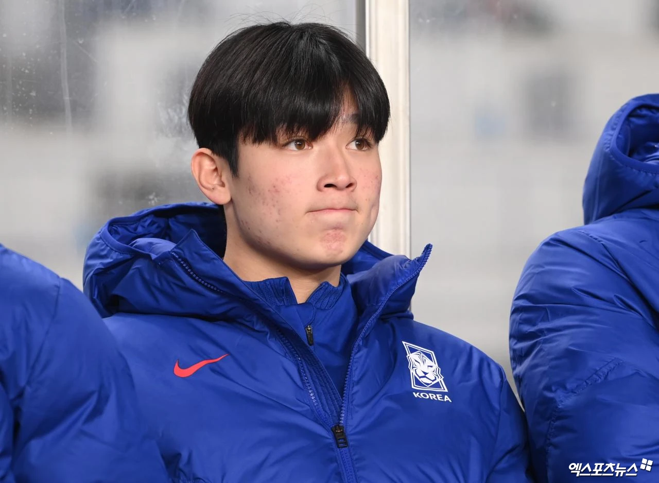 벨기에 축구 전문 기자 사샤 타볼리에리가 11일(한국시간) 토트넘 소속 양민혁이 벨기에 주필러리그 구단 베스테를로로 임대될 예정이라고 밝혔다. 토트넘 홋스퍼 이적 이후 퀸즈파크 레인저스, 포츠머스, 코번트리 시티에 이은 네 번째 임대다. 처음으로 잉글랜드 외 다른 유럽 무대를 밟는 양민혁이 벨기에에서 성장할 수 있을지 주목된다. 엑스포츠뉴스DB