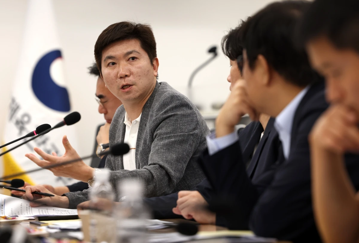 한국 축구의 레전드 박지성 K-축구혁신위원회(혁신위) 위원장이 최근 불거진 대한축구협회의 심판 성접대 논란에 대해 말을 아끼면서도 추락한 신뢰를 회복할 방법을 고민해야 한다고 강조했다. 박 위원장은 해당 사안이 혁신위와 직접적으로 관련된 일이 아니라면서도 대한축구협회가 떨어진 신뢰를 회복해야 한다고 말했다. 사진 문화체육관광부