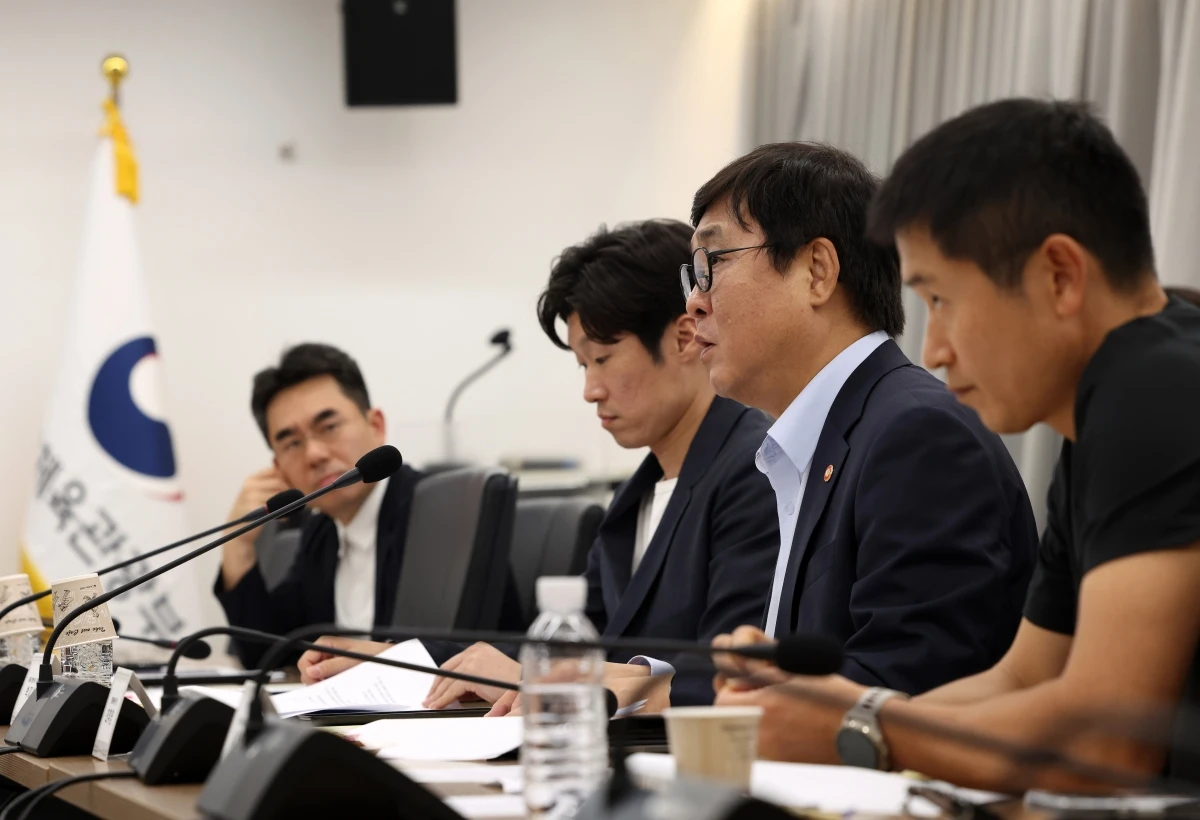 한국 축구의 레전드 박지성 K-축구혁신위원회(혁신위) 위원장이 최근 불거진 대한축구협회의 심판 성접대 논란에 대해 말을 아끼면서도 추락한 신뢰를 회복할 방법을 고민해야 한다고 강조했다. 박 위원장은 해당 사안이 혁신위와 직접적으로 관련된 일이 아니라면서도 대한축구협회가 떨어진 신뢰를 회복해야 한다고 말했다. 사진 문화체육관광부
