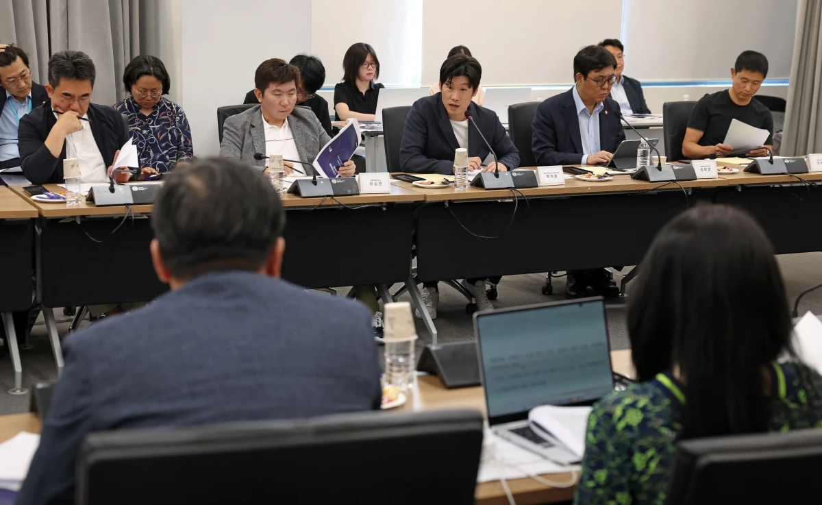 한국 축구의 레전드 박지성 K-축구혁신위원회(혁신위) 위원장이 최근 불거진 대한축구협회의 심판 성접대 논란에 대해 말을 아끼면서도 추락한 신뢰를 회복할 방법을 고민해야 한다고 강조했다. 박 위원장은 해당 사안이 혁신위와 직접적으로 관련된 일이 아니라면서도 대한축구협회가 떨어진 신뢰를 회복해야 한다고 말했다. 사진 문화체육관광부