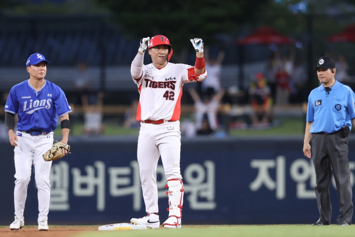 11일 오후 광주-KIA챔피언스필드에서 열린 '2026 신한 SOL KBO리그' 삼성 라이온즈와 KIA 타이거즈의 경기, 2회말 2사 2, 3루 KIA 김태군이 2타점 적시타를 날린 뒤 세리머니를 하고 있다. KIA 타이거즈