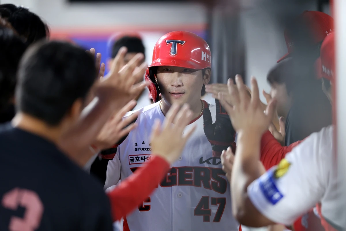 11일 오후 광주-KIA챔피언스필드에서 열린 '2026 신한 SOL KBO리그' 삼성 라이온즈와 KIA 타이거즈의 경기, 2회말 2사 2, 3루 KIA 김태군의 2타점 적시타 때 나성범이 득점 후 기뻐하고 있다. KIA 타이거즈