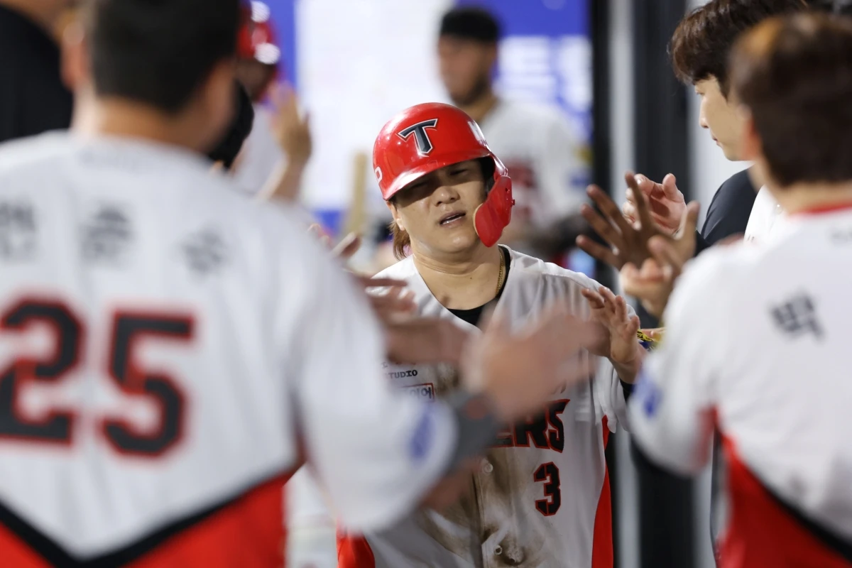 11일 오후 광주-KIA챔피언스필드에서 열린 '2026 신한 SOL KBO리그' 삼성 라이온즈와 KIA 타이거즈의 경기, 4회말 1사 2, 3루 KIA 김태군의 희생플라이 때 3루주자 김선빈이 득점 후 동료들과 기쁨을 나누고 있다. KIA 타이거즈