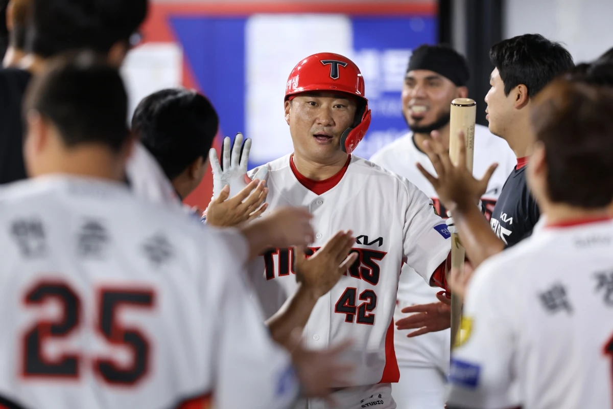 11일 오후 광주-KIA챔피언스필드에서 열린 '2026 신한 SOL KBO리그' 삼성 라이온즈와 KIA 타이거즈의 경기, 4회말 1사 2, 3루 KIA 김태군이 희생플라이를 날린 뒤 동료들과 기쁨을 나누고 있다. KIA 타이거즈