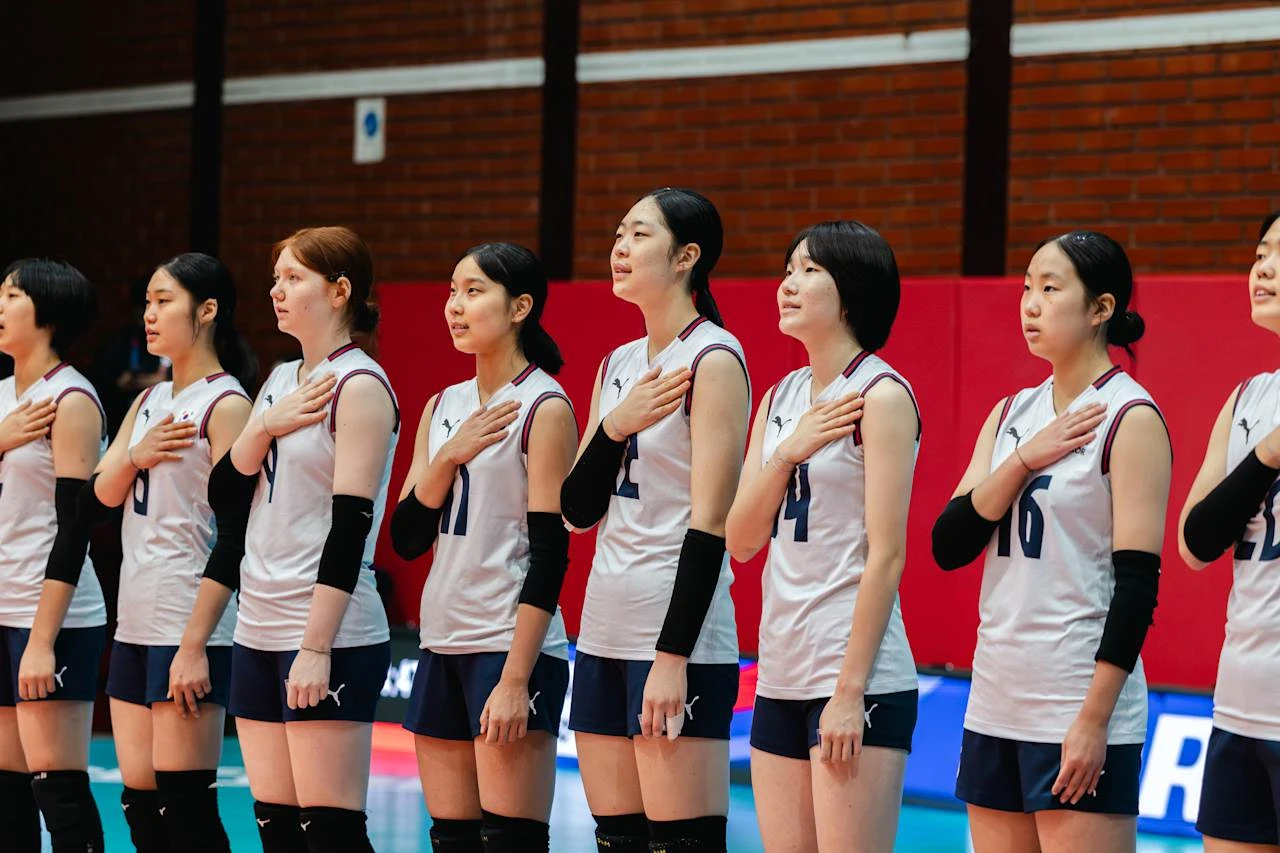 이승여 감독이 이끄는 한국 17세 이하(U-17) 여자 배구대표팀이 1일(한국시간) 칠레 로스안데스에서 열린 2026 국제배구연맹(FIVB) U-17 여자 세계선수권대회 조별리그 D조 5차전에서 알제리를 세트스코어 3-0(25-10 25-17 25-18)으로 제압했다. 이로써 한국은 5연승과 함께 조 1위로 조별리그 일정을 마무리했다. FIVB
