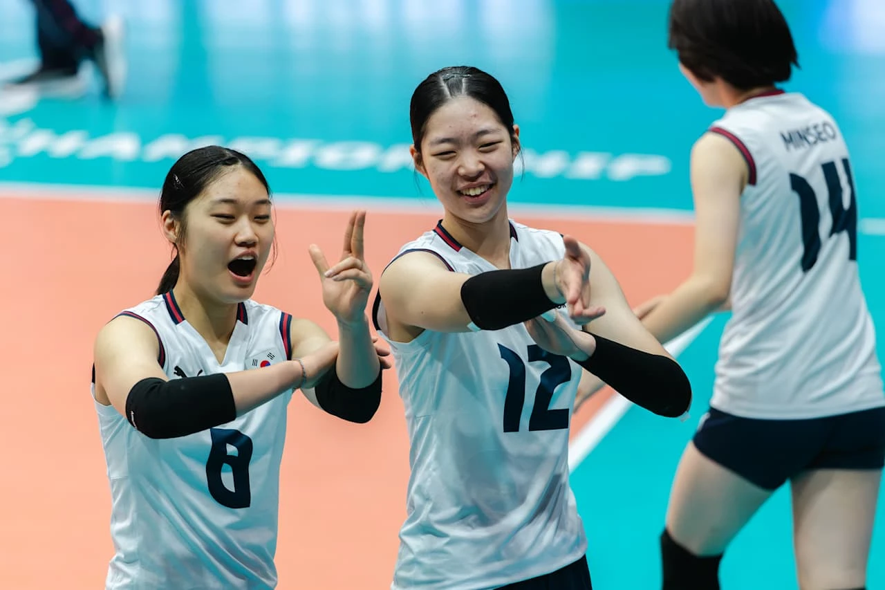 이승여 감독이 이끄는 한국 17세 이하(U-17) 여자 배구대표팀이 1일(한국시간) 칠레 로스안데스에서 열린 2026 국제배구연맹(FIVB) U-17 여자 세계선수권대회 조별리그 D조 5차전에서 알제리를 세트스코어 3-0(25-10 25-17 25-18)으로 제압했다. 이로써 한국은 5연승과 함께 조 1위로 조별리그 일정을 마무리했다. FIVB