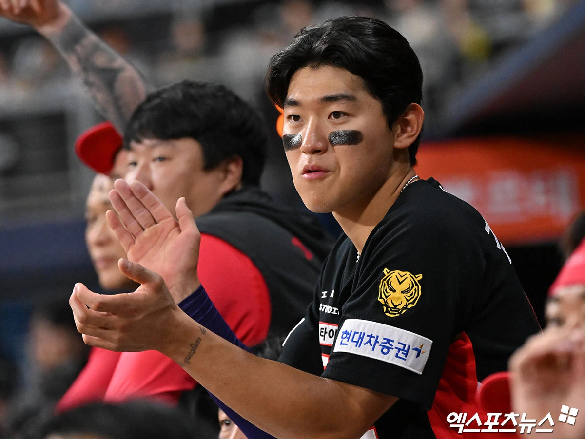 24일 오후 서울 구로구 고척스카이돔에서 열린 '2026 신한 SOL Bank KBO리그' KIA 타이거즈와 키움 히어로즈의 경기, 7회초 KIA 김도영이 카스트로의 2루타를 보며 박수를 치고 있다. 엑스포츠뉴스 DB