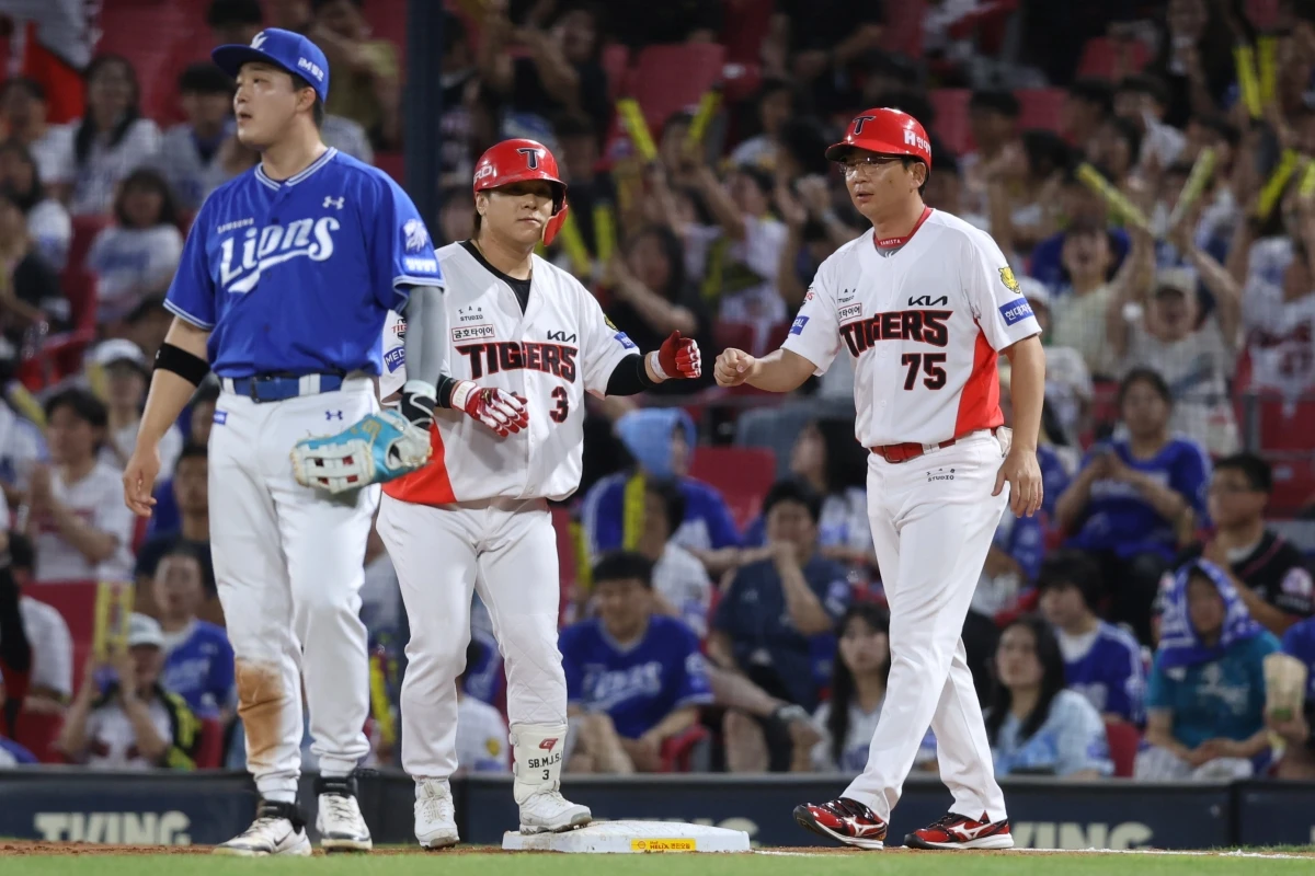 12일 오후 광주-KIA챔피언스필드에서 열린 '2026 신한 SOL KBO리그' 삼성 라이온즈와 KIA 타이거즈의 경기, 1회말 무사 2루 KIA 김선빈이 1타점 적시타를 친 뒤 기뻐하고 있다. KIA 타이거즈
