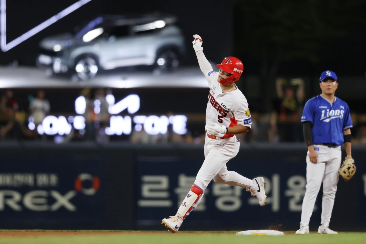 12일 오후 광주-KIA챔피언스필드에서 열린 '2026 신한 SOL KBO리그' 삼성 라이온즈와 KIA 타이거즈의 경기, 3회말 무사 KIA 김도영이 솔로 홈런을 날린 뒤 그라운드를 돌고 있다. KIA 타이거즈