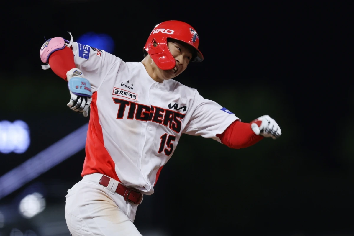 12일 오후 광주-KIA챔피언스필드에서 열린 '2026 신한 SOL KBO리그' 삼성 라이온즈와 KIA 타이거즈의 경기, 6회말 1사 KIA 박재현이 솔로 홈런을 친 뒤 그라운드를 돌고 있다. KIA 타이거즈