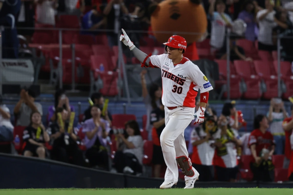 12일 오후 광주-KIA챔피언스필드에서 열린 '2026 신한 SOL KBO리그' 삼성 라이온즈와 KIA 타이거즈의 경기, 7회말 무사 2루 KIA 하주석이 투런 홈런을 친 뒤 그라운드를 돌고 있다. KIA 타이거즈