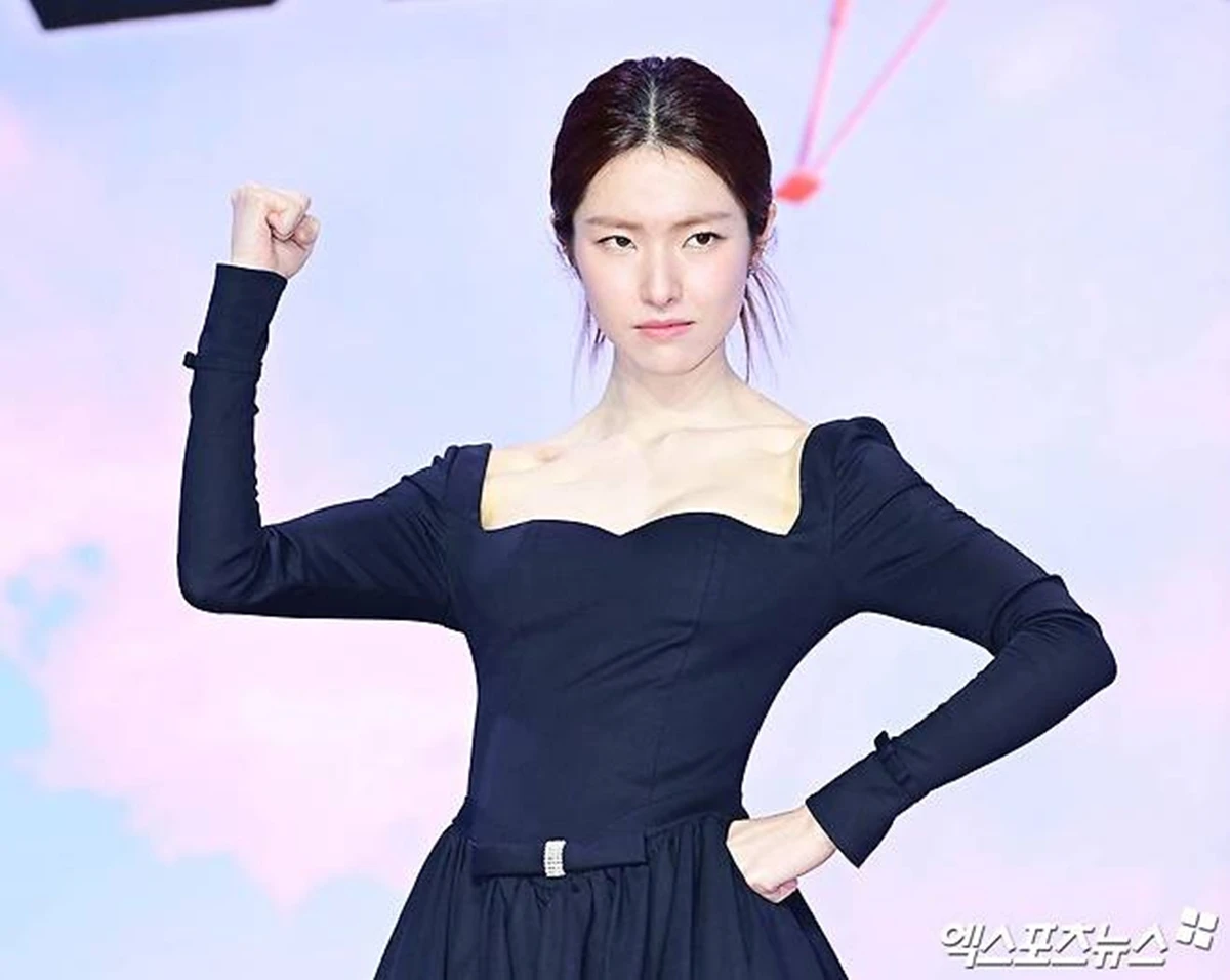 배우 하영이 친일 의혹이 있는 증조부 안상호를 언급해 논란이 된 뒤 결국 사과한 가운데 하영 어머니의 인터뷰가 재조명되고 있다.