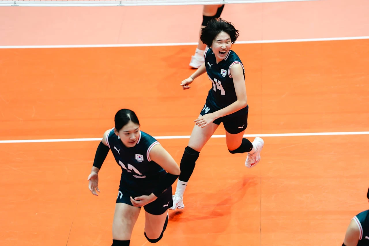 이승여 감독이 지휘하는 한국 17세 이하 여자배구 대표팀이 13일 칠레 로스안데스에서 열린 U-17 세계선수권대회 16강전에서 필리핀을 세트스코어 3-0으로 완파했다. 조별리그에서 5연승을 질주하며 조 1위로 16강에 오른 우리나라는 무패 행진을 벌이며 8강으로 진격해 15일 오전 9시 칠레 산티아고 국립 스타디움 파크 코트에서 일본을 16강에서 3-0으로 꺾은 튀르키예와 4강행을 다툰다. 튀르키예를 이기면 대만-태국 승자와 결승 진출을 놓고 격돌한다. 국제배구연맹