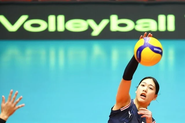 이승여 감독이 지휘하는 한국 17세 이하 여자배구 대표팀이 13일 칠레 로스안데스에서 열린 U-17 세계선수권대회 16강전에서 필리핀을 세트스코어 3-0으로 완파했다. 조별리그에서 5연승을 질주하며 조 1위로 16강에 오른 우리나라는 무패 행진을 벌이며 8강으로 진격해 15일 오전 9시 칠레 산티아고 국립 스타디움 파크 코트에서 일본을 16강에서 3-0으로 꺾은 튀르키예와 4강행을 다툰다. 튀르키예를 이기면 대만-태국 승자와 결승 진출을 놓고 격돌한다. 국제배구연맹