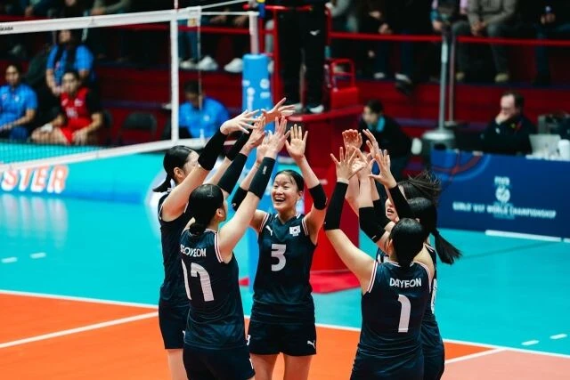이승여 감독이 지휘하는 한국 17세 이하 여자배구 대표팀이 13일 칠레 로스안데스에서 열린 U-17 세계선수권대회 16강전에서 필리핀을 세트스코어 3-0으로 완파했다. 조별리그에서 5연승을 질주하며 조 1위로 16강에 오른 우리나라는 무패 행진을 벌이며 8강으로 진격해 15일 오전 9시 칠레 산티아고 국립 스타디움 파크 코트에서 일본을 16강에서 3-0으로 꺾은 튀르키예와 4강행을 다툰다. 튀르키예를 이기면 대만-태국 승자와 결승 진출을 놓고 격돌한다. 국제배구연맹