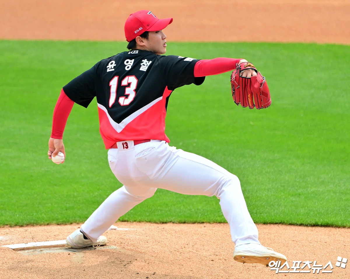 31일 오후 수원KT위즈파크에서 열린 '2025 신한 SOL Bank KBO리그' KIA 타이거즈와 KT 위즈의 경기, 1회말 KIA 선발투수 윤영철이 공을 힘차게 던지고 있다. 엑스포츠뉴스 DB
