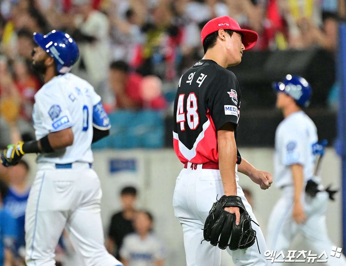 29일 오후 대구삼성라이온즈파크에서 열린 '2026 신한 SOL Bank KBO리그' KIA 타이거즈와 삼성 라이온즈의 경기, 7회말 수비를 마친 KIA 이의리가 더그아웃으로 향하고 있다. 엑스포츠뉴스 DB