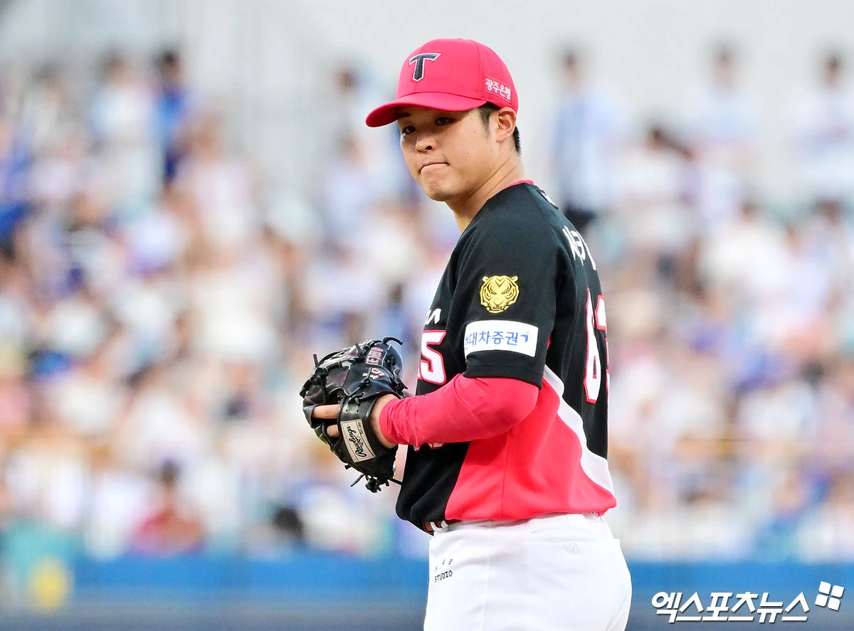 29일 오후 대구삼성라이온즈파크에서 열린 '2026 신한 SOL Bank KBO리그' KIA 타이거즈와 삼성 라이온즈의 경기, 1회말 KIA 선발투수 시라카와가 공을 힘차게 던지고 있다. 엑스포츠뉴스 DB