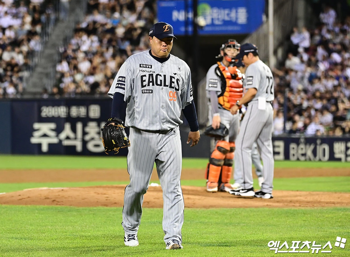 한화는 13일 서울 잠실야구장에서 두산 베어스와 2026 신한 SOL KBO리그 팀 간 14차전이자 주중 3연전 마지막 경기를 치르는 중이다. 이날 한화에서는 1987년생 류현진, 두산에서는 2006년생 최민석이 출격하며 무려 19살 차이가 나는 베테랑과 신성의 선발 맞대결이 성사됐다. 그러나 류현진이 올시즌 최악투로 조기 강판 수모를 당했다. 류현진은 3⅓이닝 9피안타(1피홈런) 2사사구 3탈삼진 8실점을 기록했다. 류현진이 올 시즌 한 경기에서 8실점을 기록한 것은 이날이 처음이다. 잠실, 박지영 기자
