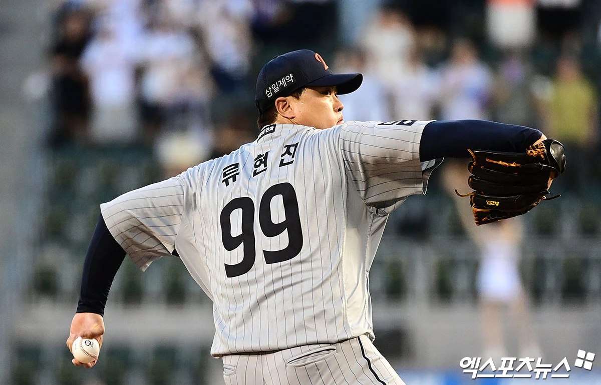 한화는 13일 서울 잠실야구장에서 두산 베어스와 2026 신한 SOL KBO리그 팀 간 14차전이자 주중 3연전 마지막 경기를 치르는 중이다. 이날 한화에서는 1987년생 류현진, 두산에서는 2006년생 최민석이 출격하며 무려 19살 차이가 나는 베테랑과 신성의 선발 맞대결이 성사됐다. 그러나 류현진이 올시즌 최악투로 조기 강판 수모를 당했다. 류현진은 3⅓이닝 9피안타(1피홈런) 2사사구 3탈삼진 8실점을 기록했다. 류현진이 올 시즌 한 경기에서 8실점을 기록한 것은 이날이 처음이다. 잠실, 박지영 기자