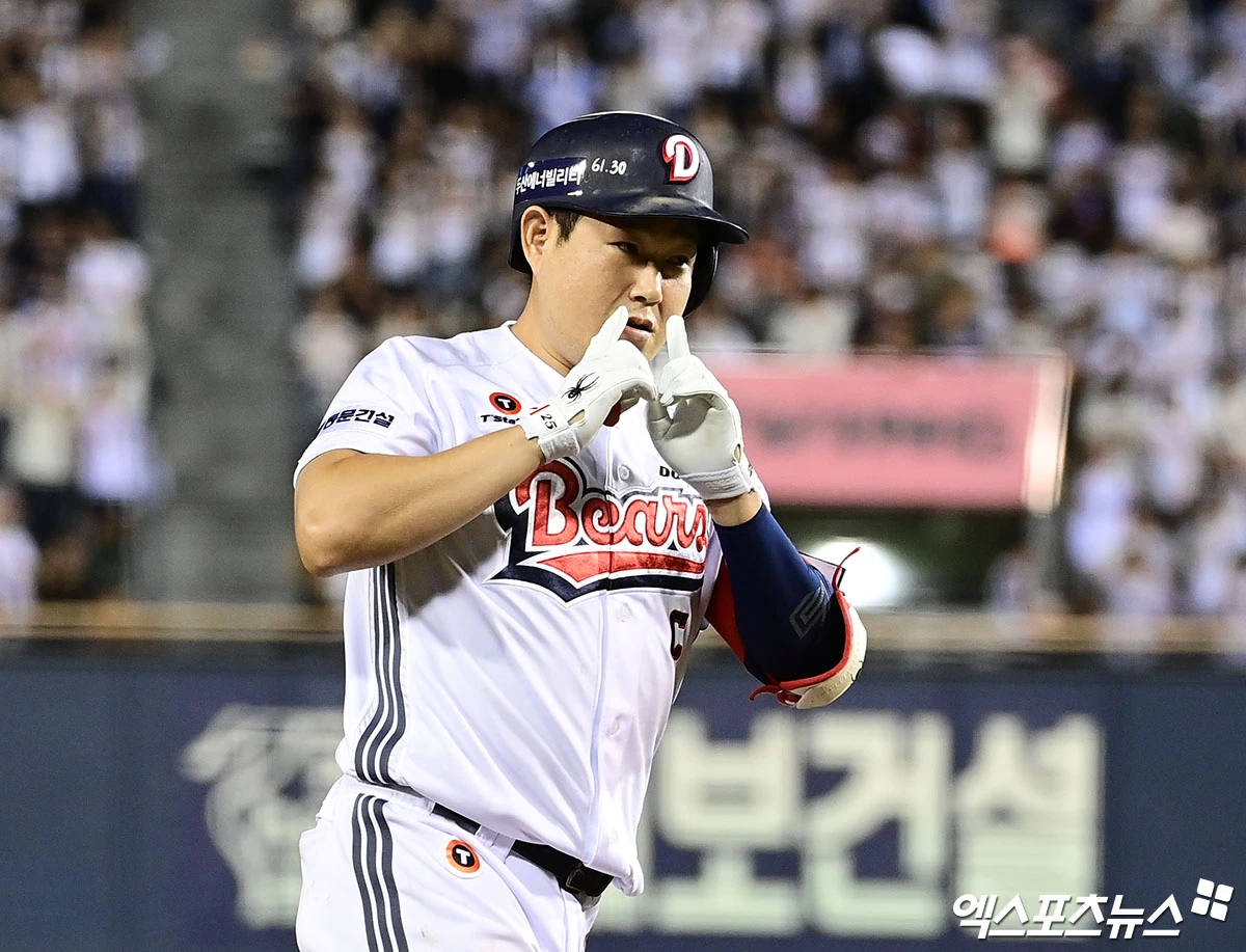 한화는 13일 서울 잠실야구장에서 두산 베어스와 2026 신한 SOL KBO리그 팀 간 14차전이자 주중 3연전 마지막 경기를 치르는 중이다. 이날 한화에서는 1987년생 류현진, 두산에서는 2006년생 최민석이 출격하며 무려 19살 차이가 나는 베테랑과 신성의 선발 맞대결이 성사됐다. 그러나 류현진이 올시즌 최악투로 조기 강판 수모를 당했다. 류현진은 3⅓이닝 9피안타(1피홈런) 2사사구 3탈삼진 8실점을 기록했다. 두산 베테랑 타자 양의지에겐 3점포를 허용하기도 했다. 류현진이 올 시즌 한 경기에서 8실점을 기록한 것은 이날이 처음이다. 잠실, 박지영 기자