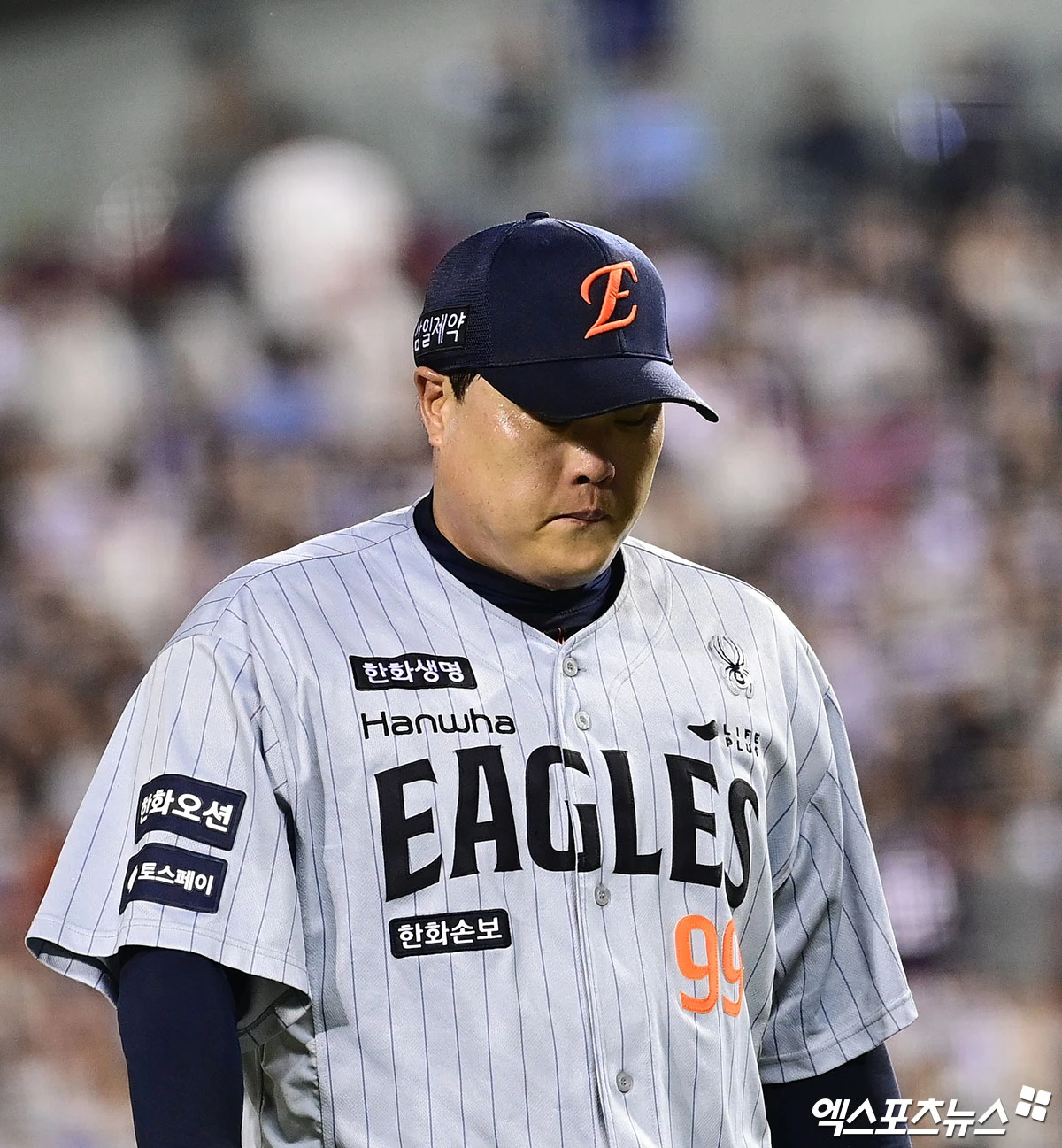 한화는 13일 서울 잠실야구장에서 두산 베어스와 2026 신한 SOL KBO리그 팀 간 14차전이자 주중 3연전 마지막 경기를 치르는 중이다. 이날 한화에서는 1987년생 류현진, 두산에서는 2006년생 최민석이 출격하며 무려 19살 차이가 나는 베테랑과 신성의 선발 맞대결이 성사됐다. 그러나 류현진이 올시즌 최악투로 조기 강판 수모를 당했다. 류현진은 3⅓이닝 9피안타(1피홈런) 2사사구 3탈삼진 8실점을 기록했다. 류현진이 올 시즌 한 경기에서 8실점을 기록한 것은 이날이 처음이다. 잠실, 박지영 기자