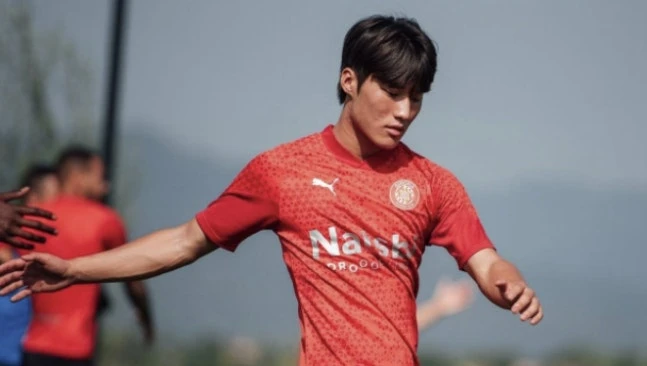 손흥민의 후계자라는 극찬을 받는 등 지로나FC가 공들여 키우고 있는 한국의 유망주 김민수가 프랑스의 명문 구단 올랭피크 리옹의 관심을 끌고 있다. 이적시장 전문가 루디 갈레티에 따르면 리옹은 이탈리아 구단들의 관심을 받는 말릭 포파나의 이적 가능성을 대비해 김민수를 영입 리스트에 올려놓은 상태다. 김민수는 2024-2025시즌 지로나B 소속으로 34경기에서 13골을 기록했고, 지난 시즌에는 42경기에서 6골 4도움을 올려 지로나 최고의 유망주로 꼽히고 있다. 사진 지로나FC