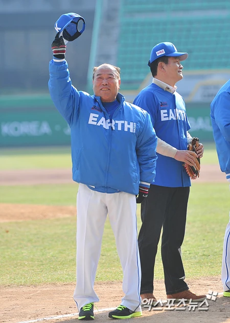 한국프로야구 역사상 유일무이한 '4할 타자' 백인천 전 감독이 14일 오후 1시30분 현재 위독한 상태로 알려졌다. 뇌경색으로 장기간 투병 중이었으며, 건강 악화로 지난 2022년 KBO리그 출범 40주년 기념 40인 레전드 선정에도 별도 시상식이 열리지 못했다. 사진 엑스포츠뉴스 DB